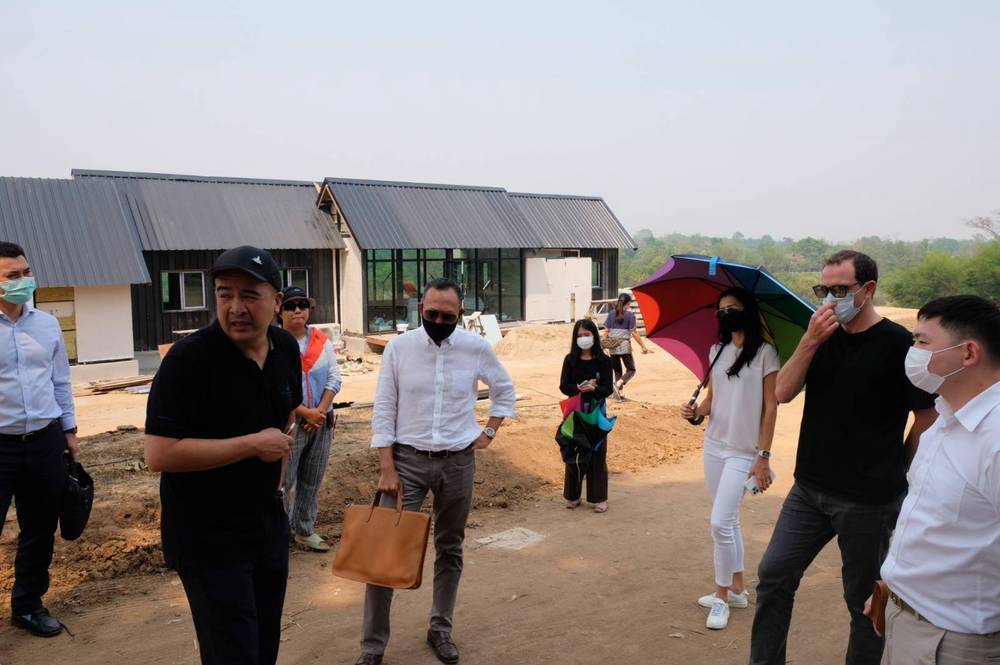 แค่ผู้ปกครองที่โรงเรียน – ภาพถ่ายหลักฐานที่หักล้างคำปฏิเสธของวรภัค